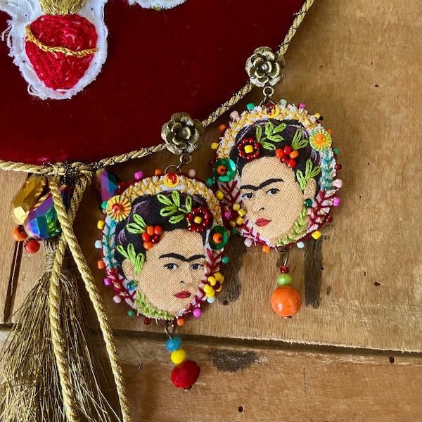 Boucles d’oreilles Frida Kahlo tissu art textile brodée à la main