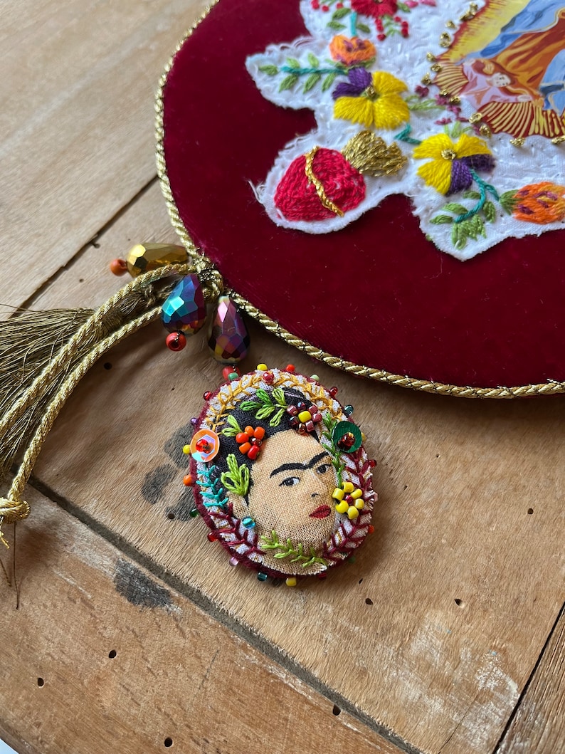 Broche Frida Kahlo tissu art textile brodée à la main image 6