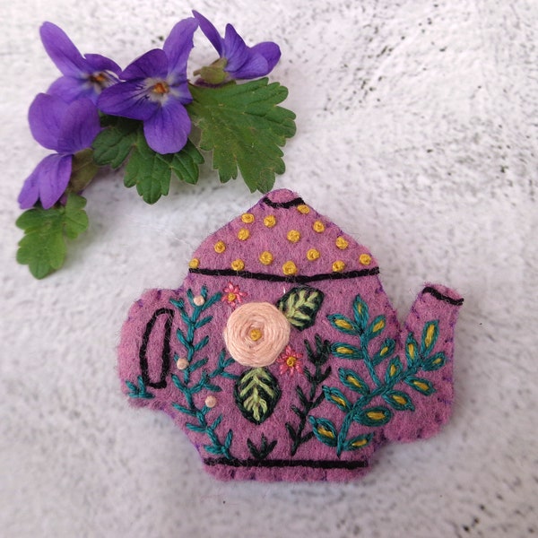 Broche théière folklorique fleurs brodée à la main en feutrine de laine violette