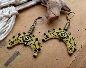 Bohemian LUNE earrings hand embroidered in yellow felt boho eye