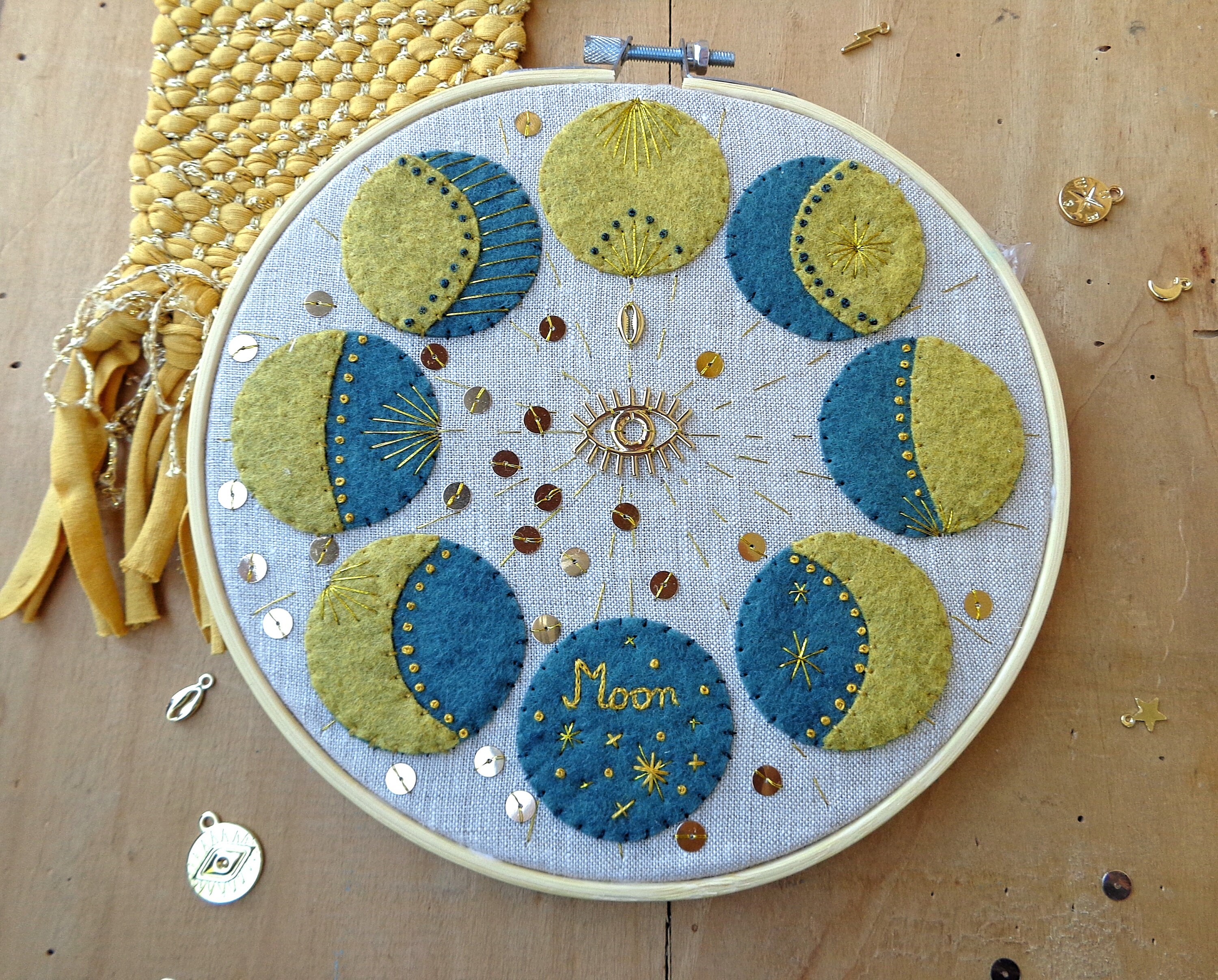 Cadre Phases de La Lune Mystique Brodé à Main Feutrine Vert et Jaune Miel