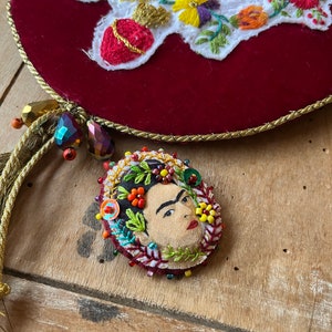 Broche Frida Kahlo tissu art textile brodée à la main image 4