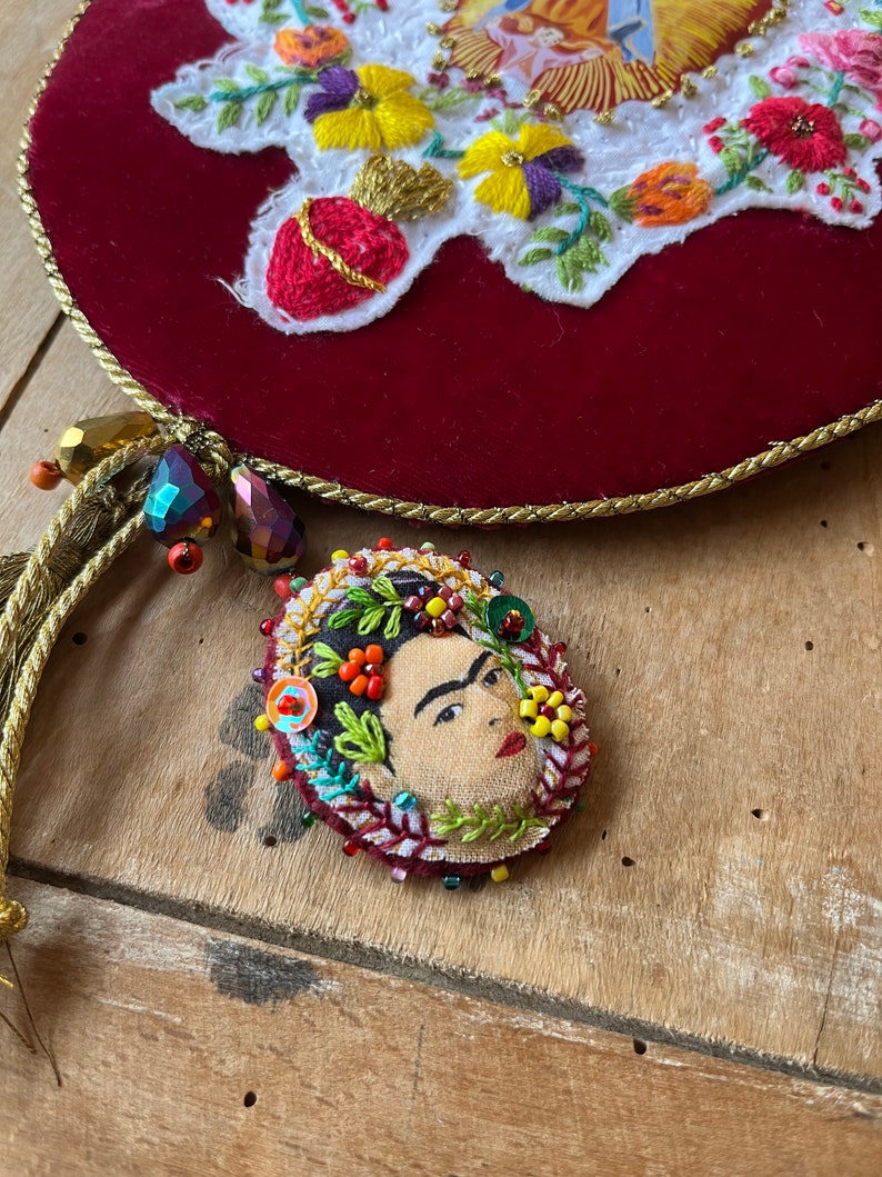 Frida Kahlo broche tela arte textil bordado a mano imagen 4