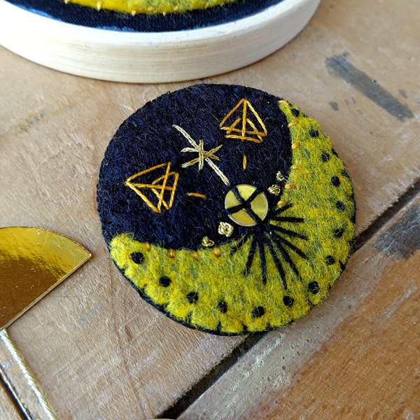 Broche LUNE spirituelle brodée en feutrine de laine naturelle jaune moutarde et noir cosmique