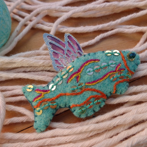 Broche poisson volant poétique turquoise ou corail brodée à la main en feutrine de laine