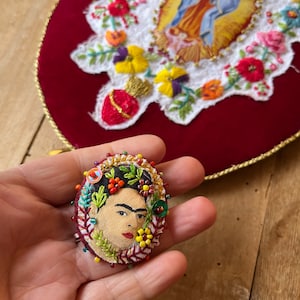 Broche Frida Kahlo tissu art textile brodée à la main image 7
