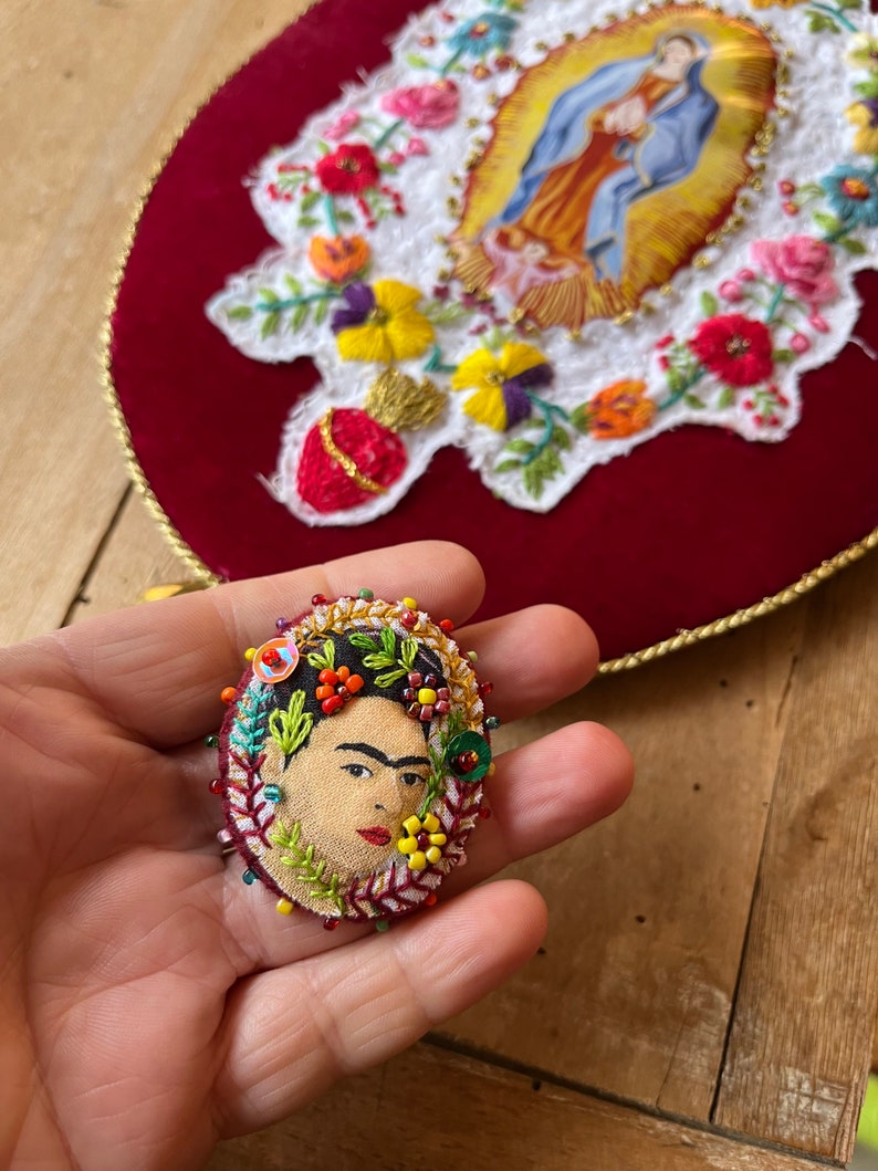 Broche Frida Kahlo tissu art textile brodée à la main image 7