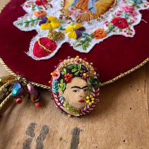 Frida Kahlo broche tela arte textil bordado a mano imagen 2