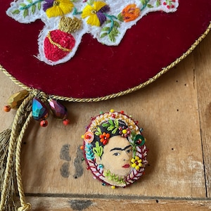 Broche Frida Kahlo tissu art textile brodée à la main image 5