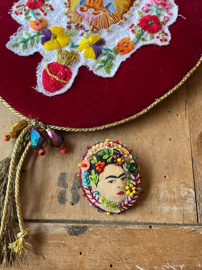 Frida Kahlo broche tela arte textil bordado a mano imagen 5