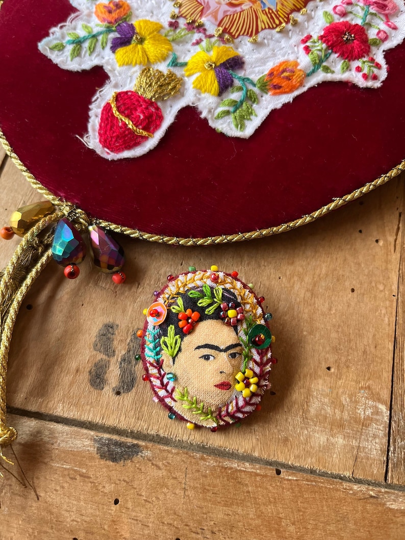 Frida Kahlo broche tela arte textil bordado a mano imagen 1