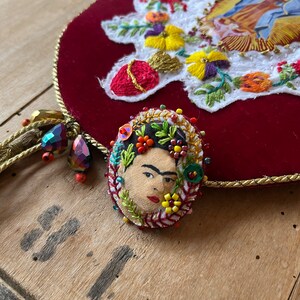 Frida Kahlo broche tela arte textil bordado a mano imagen 3