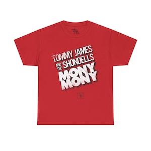 Puede incluir: Camiseta roja con un estampado gráfico blanco que dice "Tommy James and the Shondells Mony Mony".