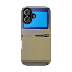 Puede incluir: Una funda de smartphone beige con un estampado gráfico de un ordenador Macintosh Plus vintage. El diseño incluye una pantalla azul brillante, el logotipo de Apple en color y el texto Macintosh Plus impreso en negro junto a una ranura de disquete.