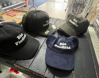 Sombrero bordado de Río Piedras + pegatina gratis