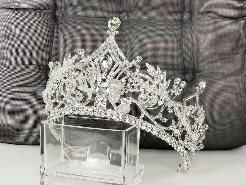 Wedding crownBridal crownCrystal crownRoyal tiaraBridal tiaraSilver tiaraWedding hair accessoriesSilver crownQueen tiaraRoyal crown