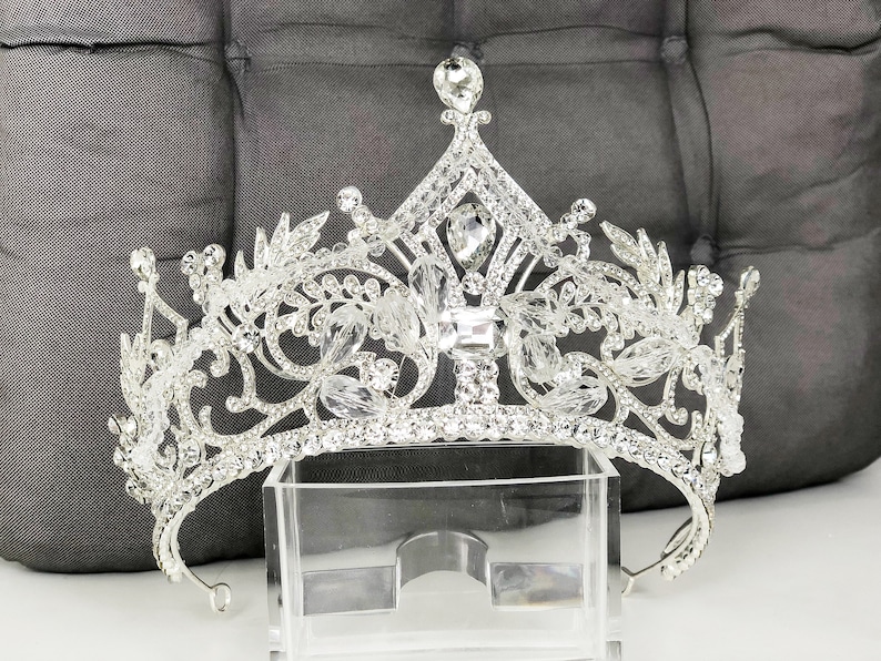 Wedding crownBridal crownCrystal crownRoyal tiaraBridal tiaraSilver tiaraWedding hair accessoriesSilver crownQueen tiaraRoyal crown