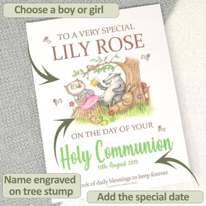 Op de afbeelding: Een gepersonaliseerde kaart met een bos-illustratie van een uil, das en konijn. De kaart zegt "Aan een heel speciale Lily Rose op de dag van je Heilige Communie 10 augustus 2019". De tekst "Naam gegraveerd op boomstronk" en "Voeg de speciale datum toe" zijn ook inbegrepen.