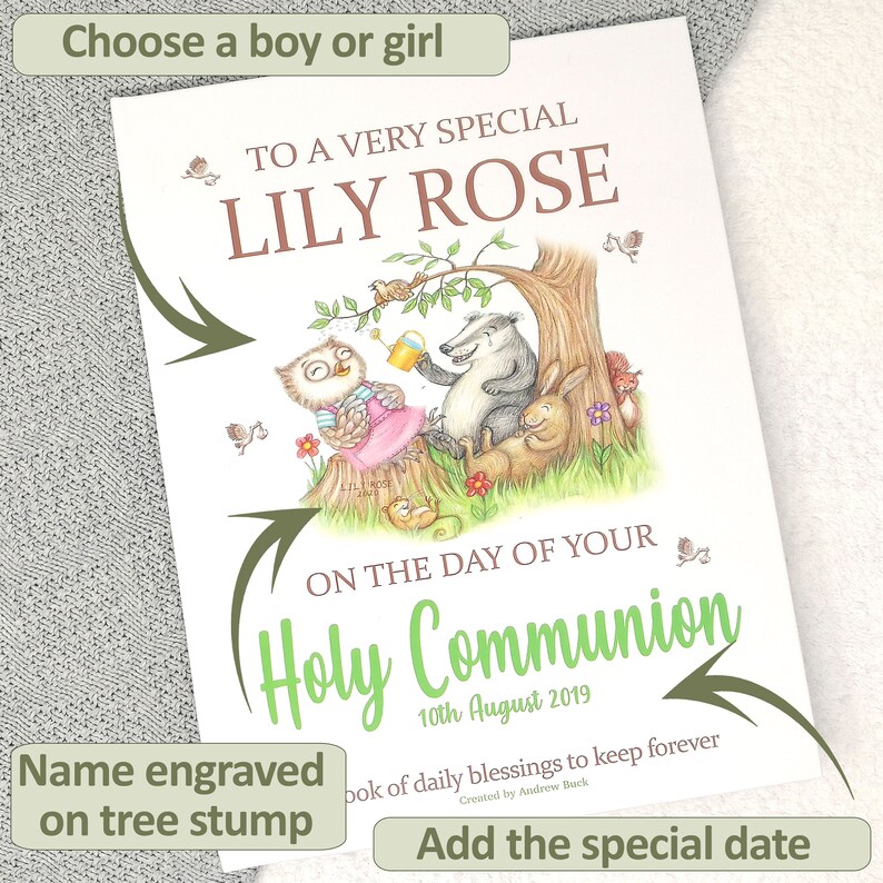 Op de afbeelding: Een gepersonaliseerde kaart met een bos-illustratie van een uil, das en konijn. De kaart zegt "Aan een heel speciale Lily Rose op de dag van je Heilige Communie 10 augustus 2019". De tekst "Naam gegraveerd op boomstronk" en "Voeg de speciale datum toe" zijn ook inbegrepen.