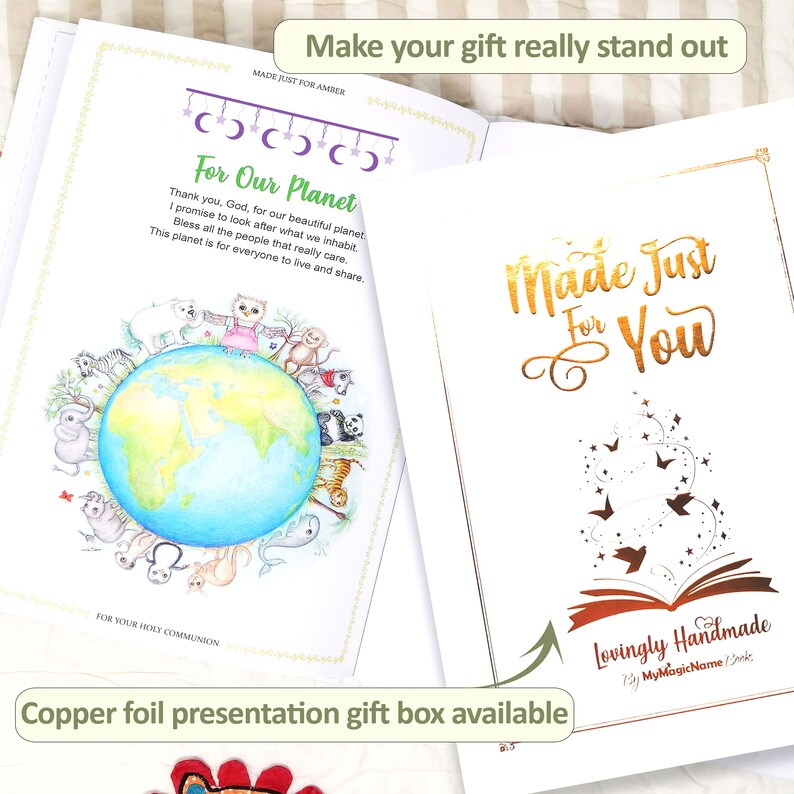 Op de afbeelding: Een gepersonaliseerd boek met een gouden omslag waarop "Made Just For You" staat. De omslag toont een boek met sterren en vlinders die eromheen vliegen. Het boek wordt omgeven door een geschenkdoos van koperfolie.