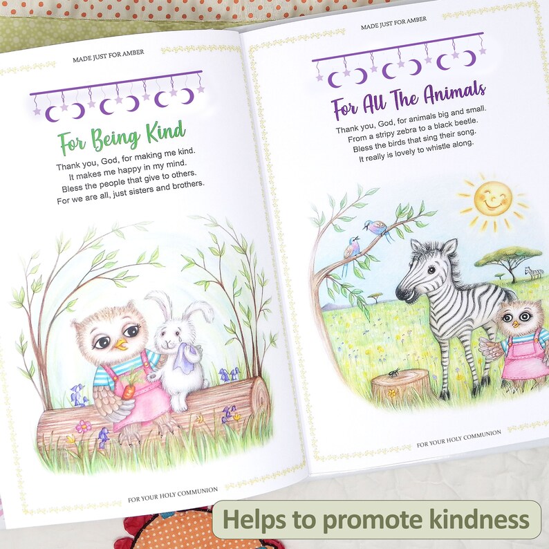 Op de afbeelding: Een boek met een paarse kaft en de titel "For Being Kind" en "For All The Animals". Het boek bevat illustraties van een uil en een konijn op de ene pagina en een zebra en een uil op de andere pagina. Het boek is ontworpen om vriendelijkheid te bevorderen.