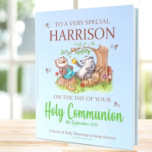 Op de afbeelding: Een blauw boek met een gepersonaliseerd bericht voor Harrison op de dag van zijn Heilige Communie, 4 september 2019. De omslag toont een illustratie van een uil, een das en een konijn in een bosrijke omgeving.