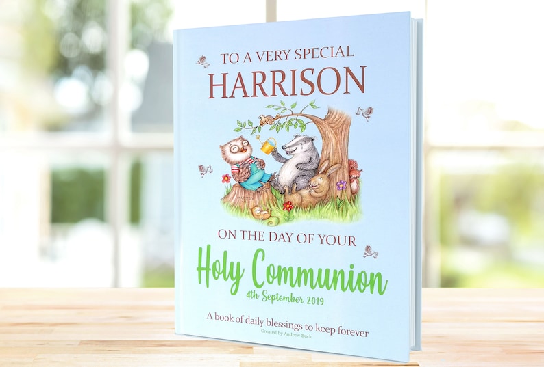 Op de afbeelding: Een blauw boek met een gepersonaliseerd bericht voor Harrison op de dag van zijn Heilige Communie, 4 september 2019. De omslag toont een illustratie van een uil, een das en een konijn in een bosrijke omgeving.
