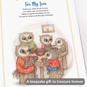 Op de afbeelding: Een schattige illustratie van een uilenfamilie die rond een tafel zit en samen van een maaltijd geniet. De afbeelding bevat een hartverwarmend bericht over familie en liefde, met de woorden "For My Love" en "Family" die duidelijk zichtbaar zijn. De uilen zijn getekend in een grillige stijl met kleurrijke details, waardoor het een charmant en sentimenteel stuk is.
