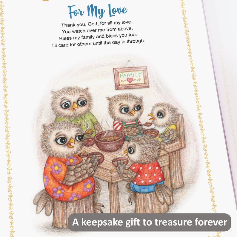 Op de afbeelding: Een schattige illustratie van een uilenfamilie die rond een tafel zit en samen van een maaltijd geniet. De afbeelding bevat een hartverwarmend bericht over familie en liefde, met de woorden "For My Love" en "Family" die duidelijk zichtbaar zijn. De uilen zijn getekend in een grillige stijl met kleurrijke details, waardoor het een charmant en sentimenteel stuk is.