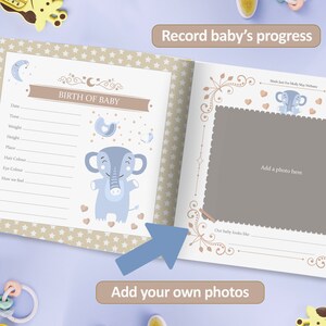 Puede incluir: Un libro de recuerdos para beb&eacute;s con una ilustraci&oacute;n de elefante azul y una p&aacute;gina de fotos en blanco. El libro tiene un fondo de patr&oacute;n de estrellas marr&oacute;n y blanco. El texto "BIRTH OF BABY" est&aacute; en la parte superior de la p&aacute;gina. El texto "Record baby's progress" est&aacute; en la parte superior de la p&aacute;gina de fotos.