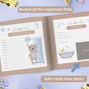 Puede incluir: Un libro de beb&eacute; marr&oacute;n con una ilustraci&oacute;n azul y blanca de una ba&ntilde;era y un pato. El libro tiene una secci&oacute;n para registrar la altura y el peso de un beb&eacute;, y otra secci&oacute;n para registrar recuerdos de la hora del ba&ntilde;o. El texto en la p&aacute;gina dice "Record all the important firsts" y "Bathtime".
