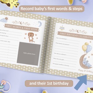 Puede incluir: Un libro de recuerdos para beb&eacute;s de color beige con una ilustraci&oacute;n de un le&oacute;n marr&oacute;n en la p&aacute;gina izquierda y una ilustraci&oacute;n de un conejito azul en la p&aacute;gina derecha. El libro tiene el texto "First Words & First Steps" y "First Birthday Celebration" en las p&aacute;ginas.