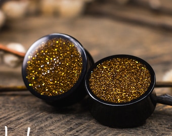 Schwarze Teardrop-Ohrplugs mit goldenem Glitzer – Handgefertigte Glitzer-Tunnels fur gedehnte Ohrlocher