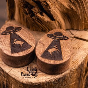 Area 51 druppelvormige oordopjes - UFO gegraveerde houten pluggen - Alien ontvoering Halloween oordopjes met meters 18mm 20mm 22mm 24mm 25mm 26mm 28mm 30mm afbeelding 5