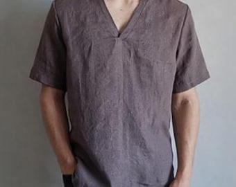 Lässiges Leinenhemd mit V-Ausschnitt. Oversized Leinen T-shirt aus gewebtem Leinen in Taupe Grau