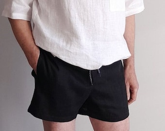 Entspannt geschnittene Shorts aus Leinen. Schwarze Shorts aus Leinen mit Kordelzug