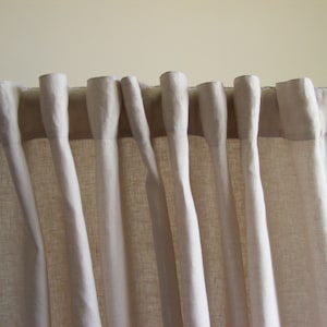 Linnen gordijnen. Gordijnpanelen. Zakdoek met linnen staaf. Gordijnen achteraan beige