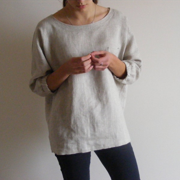 Oversized linnen top met borstzak en 3/4-mouwen.