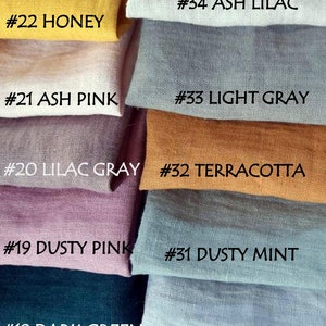 Puede incluir: Una colección de 12 muestras de tela en varios colores, incluyendo rosa coral, mostaza, miel, rosa ceniza, gris lila, rosa polvoriento, verde oscuro, azul lino, azul nube, beige, lila ceniza, gris claro, terracota y menta polvorienta. Cada muestra está etiquetada con un número y un nombre de color.