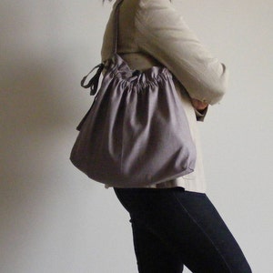 Handtasche aus Leinen in Lila Grau / Schultertasche mit Kordelzug Verschluss