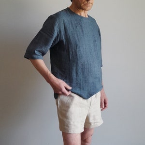 K&ouml;nnte beinhalten: Ein blaues Leinenhemd mit kurzen &Auml;rmeln und lockerer Passform. Das Hemd ist aus einem leichten Stoff gefertigt und hat einen l&auml;ssigen Stil.