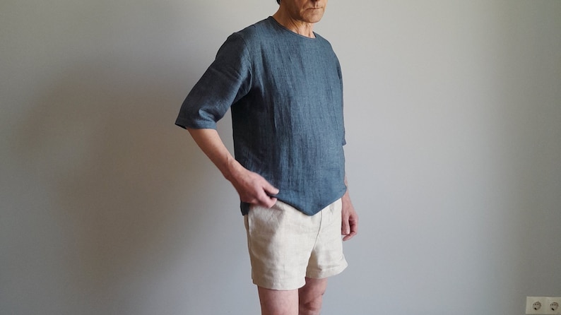 K&ouml;nnte beinhalten: Ein blaues Leinenhemd mit kurzen &Auml;rmeln und lockerer Passform. Das Hemd ist aus einem leichten Stoff gefertigt und hat einen l&auml;ssigen Stil.