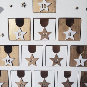 Träadventskalender – Vit och guldfärgad gran, 24 numrerade lådor, återanvändbar juldekoration, överraskningskalender, skandinavisk stil bild 11