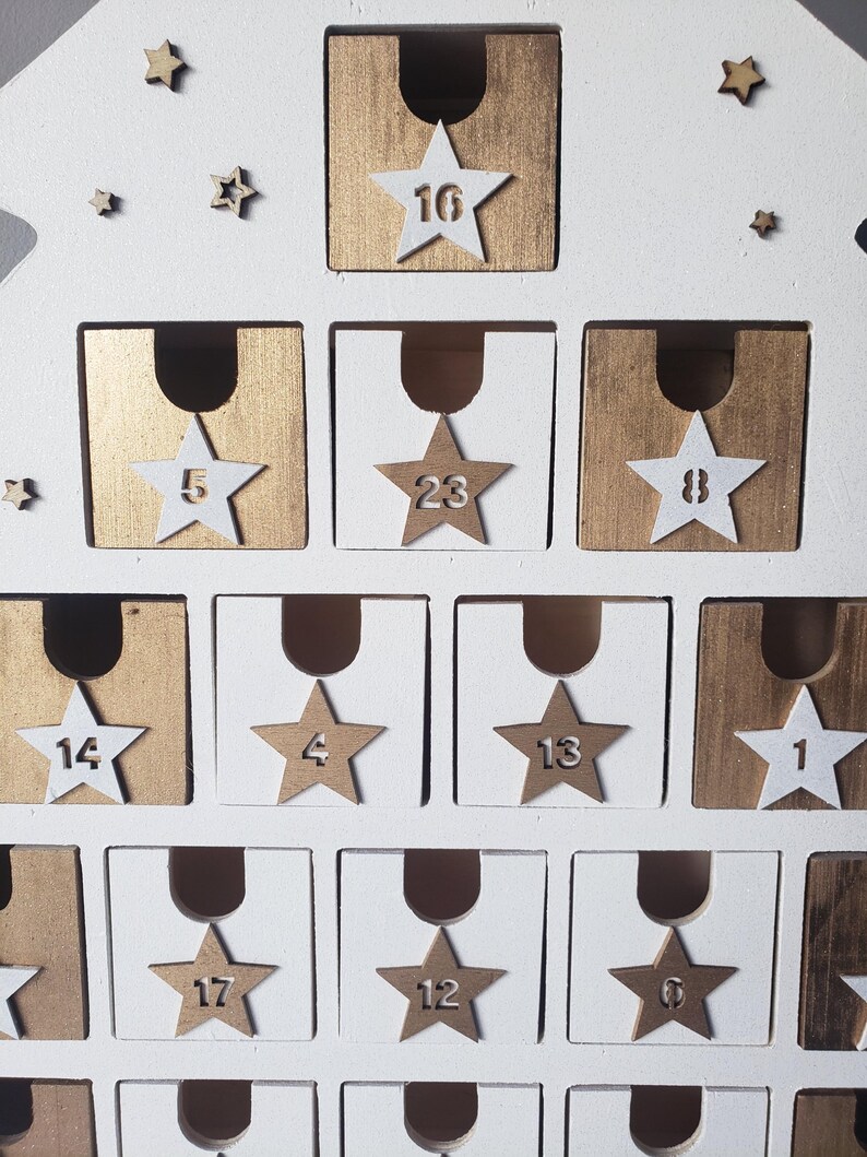 Träadventskalender – Vit och guldfärgad gran, 24 numrerade lådor, återanvändbar juldekoration, överraskningskalender, skandinavisk stil bild 11
