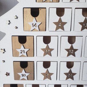 Träadventskalender – Vit och guldfärgad gran, 24 numrerade lådor, återanvändbar juldekoration, överraskningskalender, skandinavisk stil bild 15
