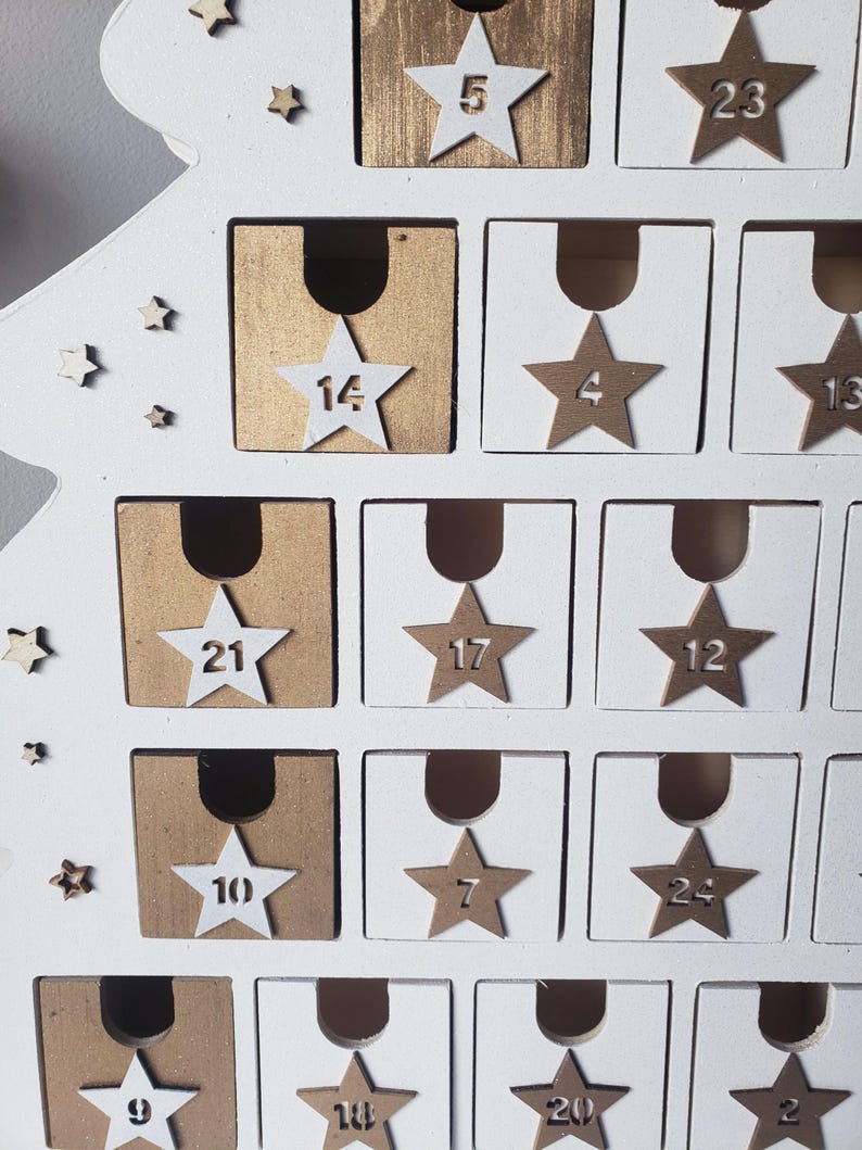 Träadventskalender – Vit och guldfärgad gran, 24 numrerade lådor, återanvändbar juldekoration, överraskningskalender, skandinavisk stil bild 15