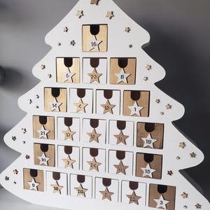 Träadventskalender – Vit och guldfärgad gran, 24 numrerade lådor, återanvändbar juldekoration, överraskningskalender, skandinavisk stil bild 9