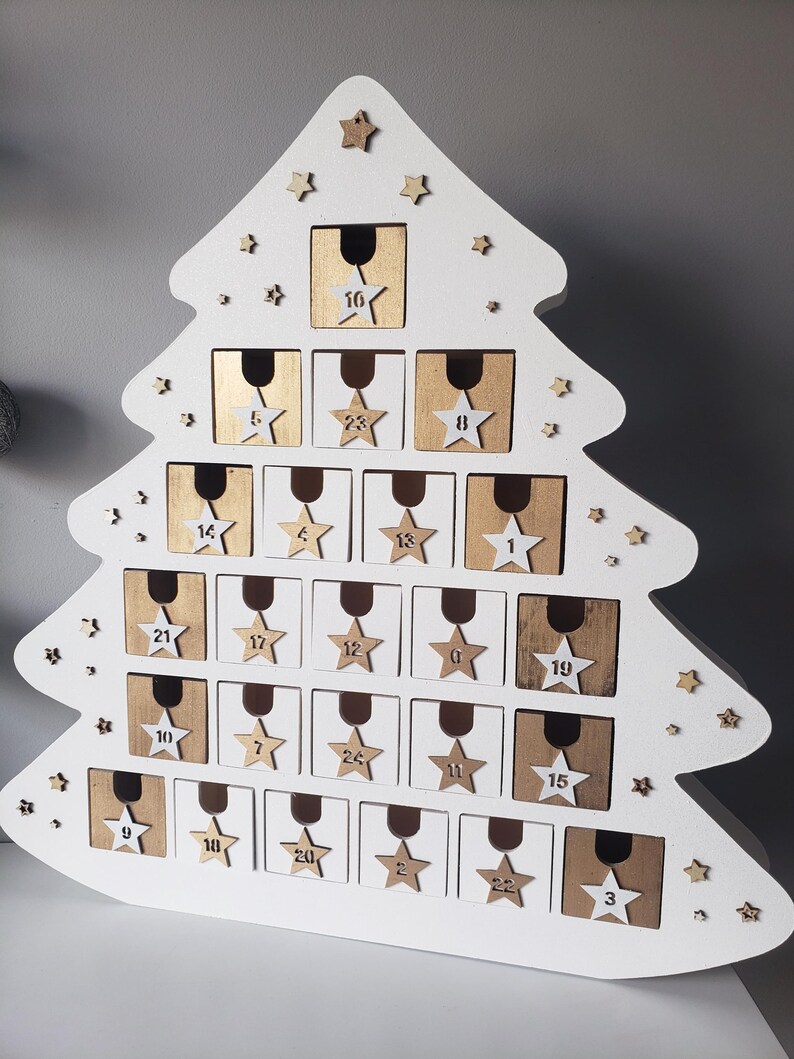 Träadventskalender – Vit och guldfärgad gran, 24 numrerade lådor, återanvändbar juldekoration, överraskningskalender, skandinavisk stil bild 9