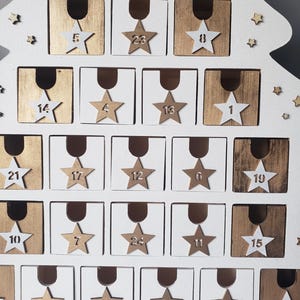 Träadventskalender – Vit och guldfärgad gran, 24 numrerade lådor, återanvändbar juldekoration, överraskningskalender, skandinavisk stil bild 16
