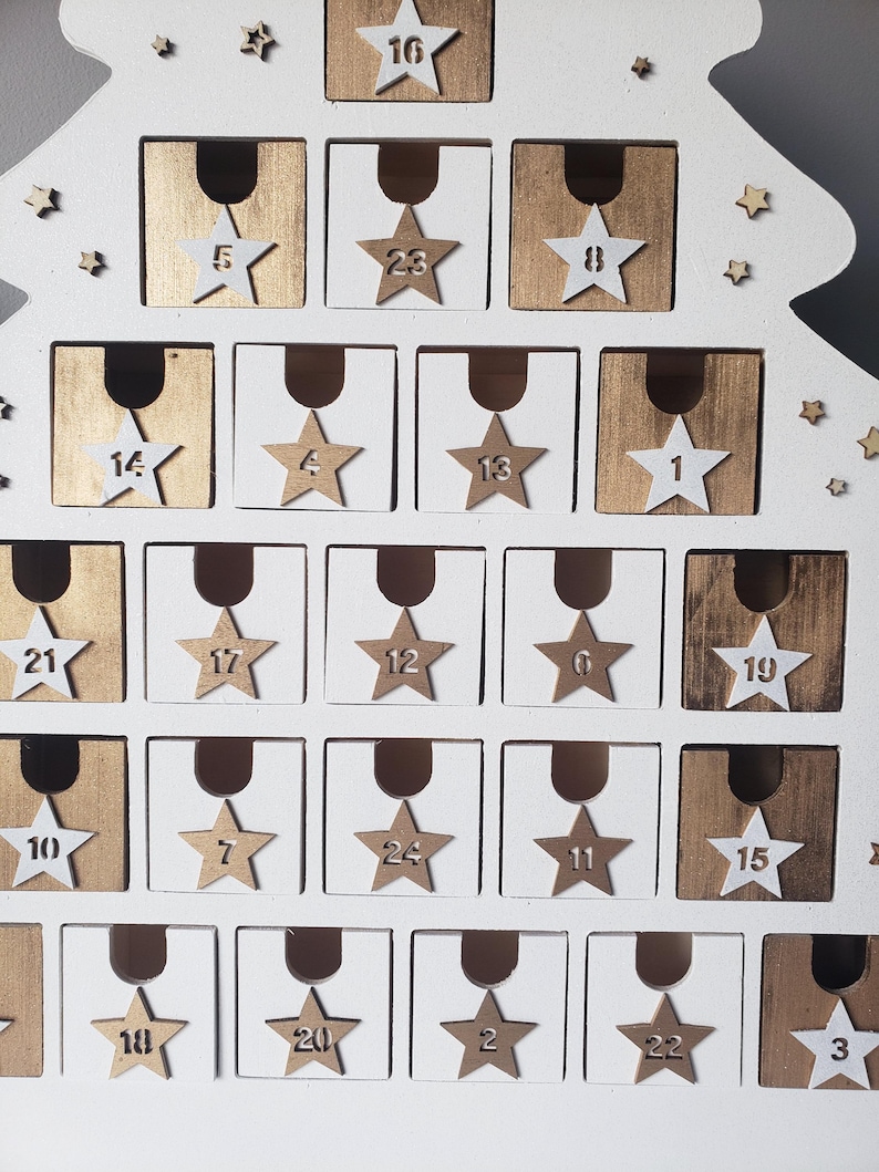 Träadventskalender – Vit och guldfärgad gran, 24 numrerade lådor, återanvändbar juldekoration, överraskningskalender, skandinavisk stil bild 16